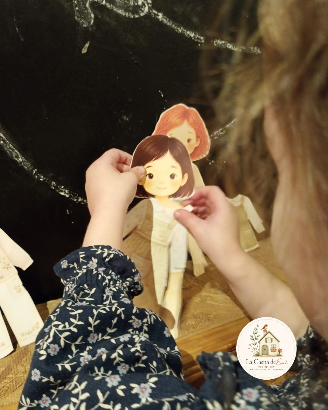 Actividad creativa realizada en casa con personajes y accesorios imprimibles